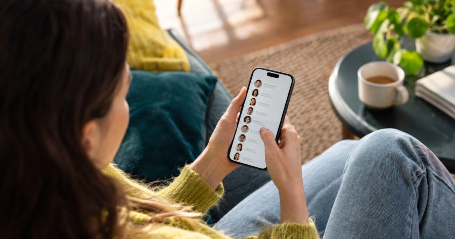 Smartphone zeigt Instagram Stories Viewers Liste mit sortierten Profilbildern in Reihenfolge