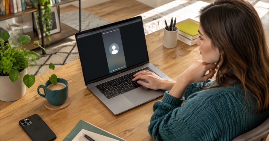 Person nutzt zweites Smartphone und Laptop um Instagram Story anonym im Inkognito-Modus anzusehen