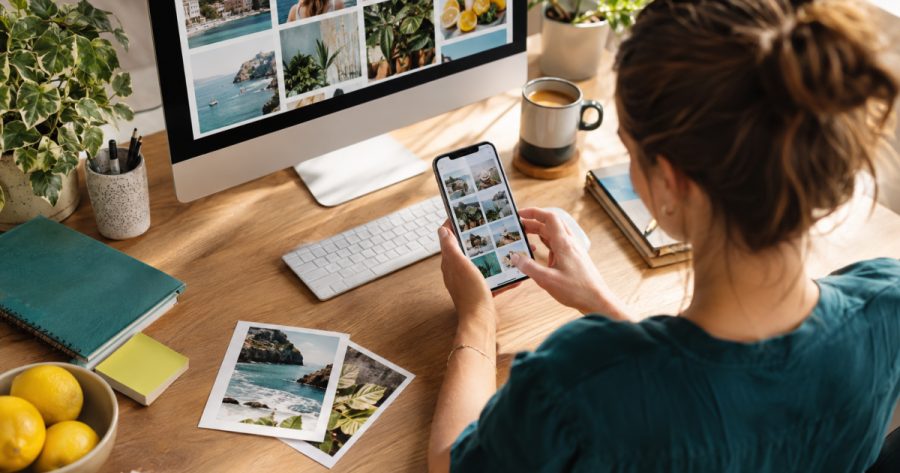 Social-Media-Manager plant Content mit Smartphone und mehreren Bildvorschauen auf Bildschirm