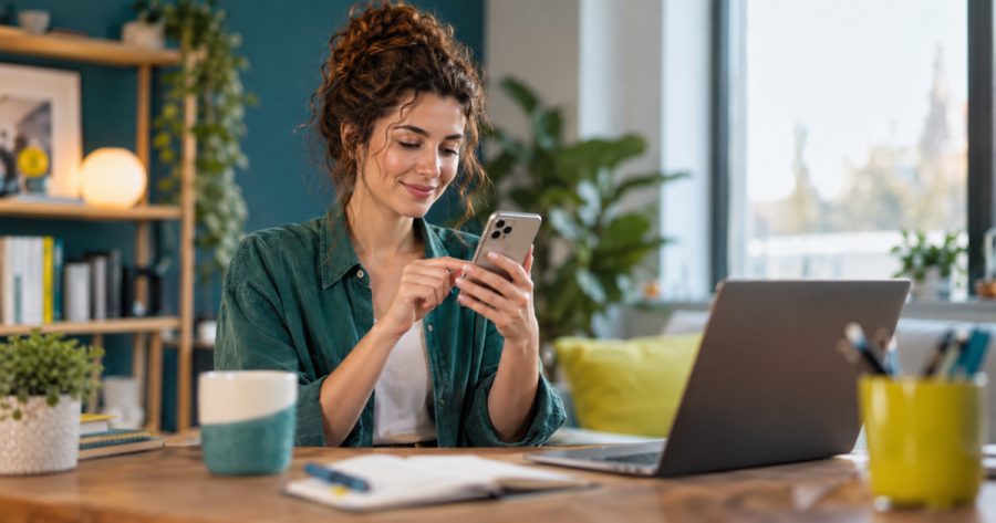 Smartphone zeigt Google-Suche mit aktiviertem KI-Modus in der Hand