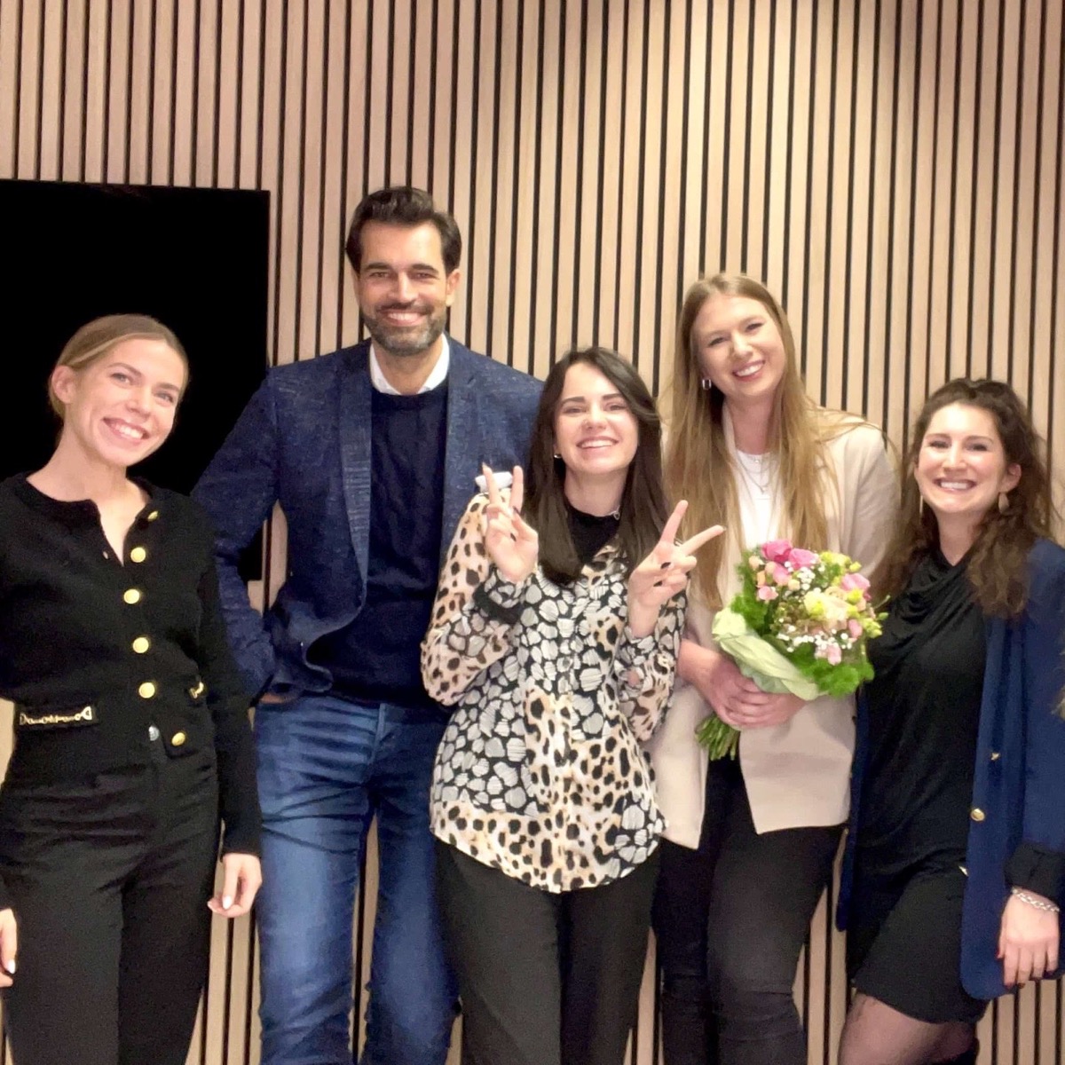 Das Team feiert gemeinsam im Büro