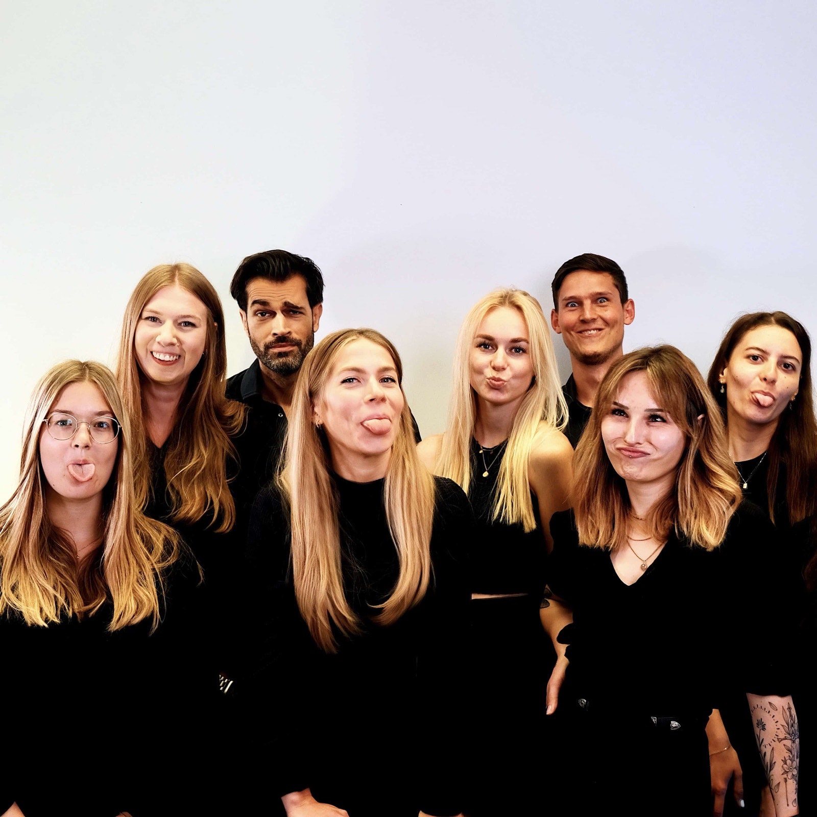 Das Attractive-Media-Team albert beim Teamfoto herum