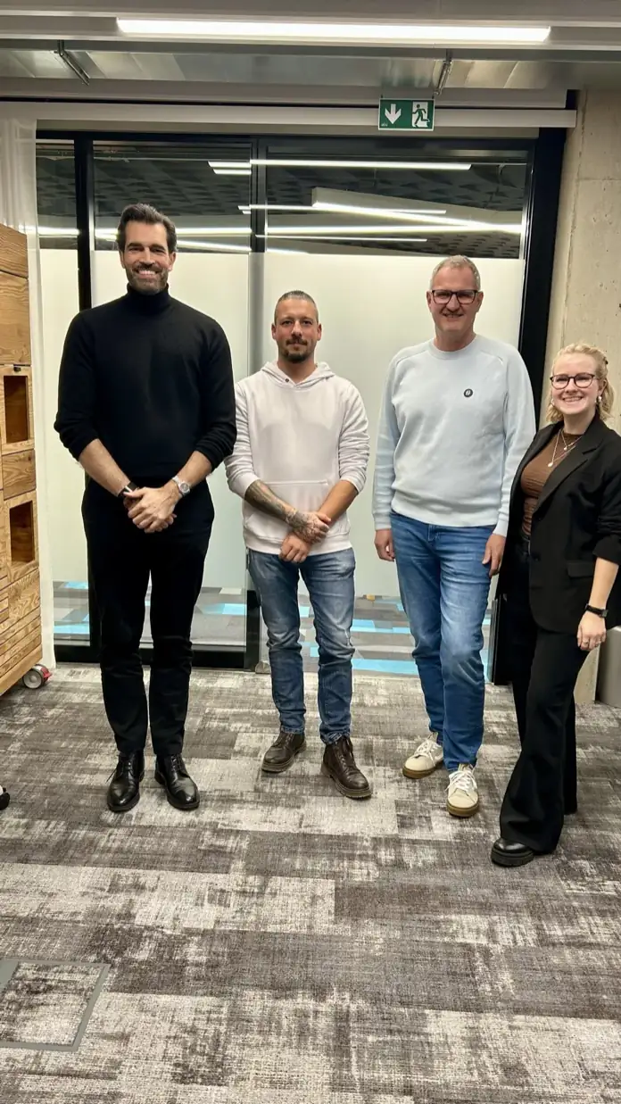 Alex Khan mit Teilnehmenden des Workshops bei Frauscher im Büro