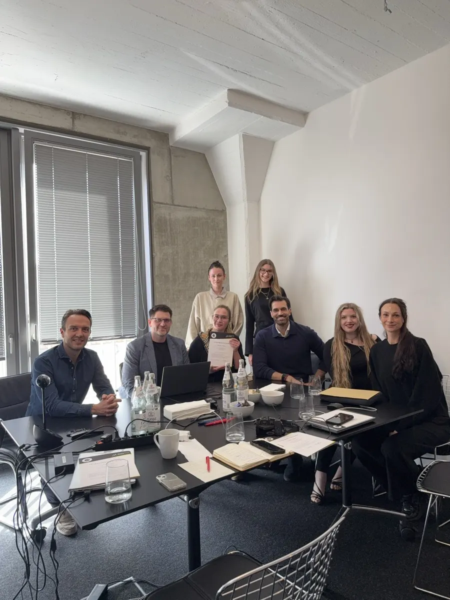Alex Khan mit dem Team von IONTO Health & Beauty am Besprechungstisch